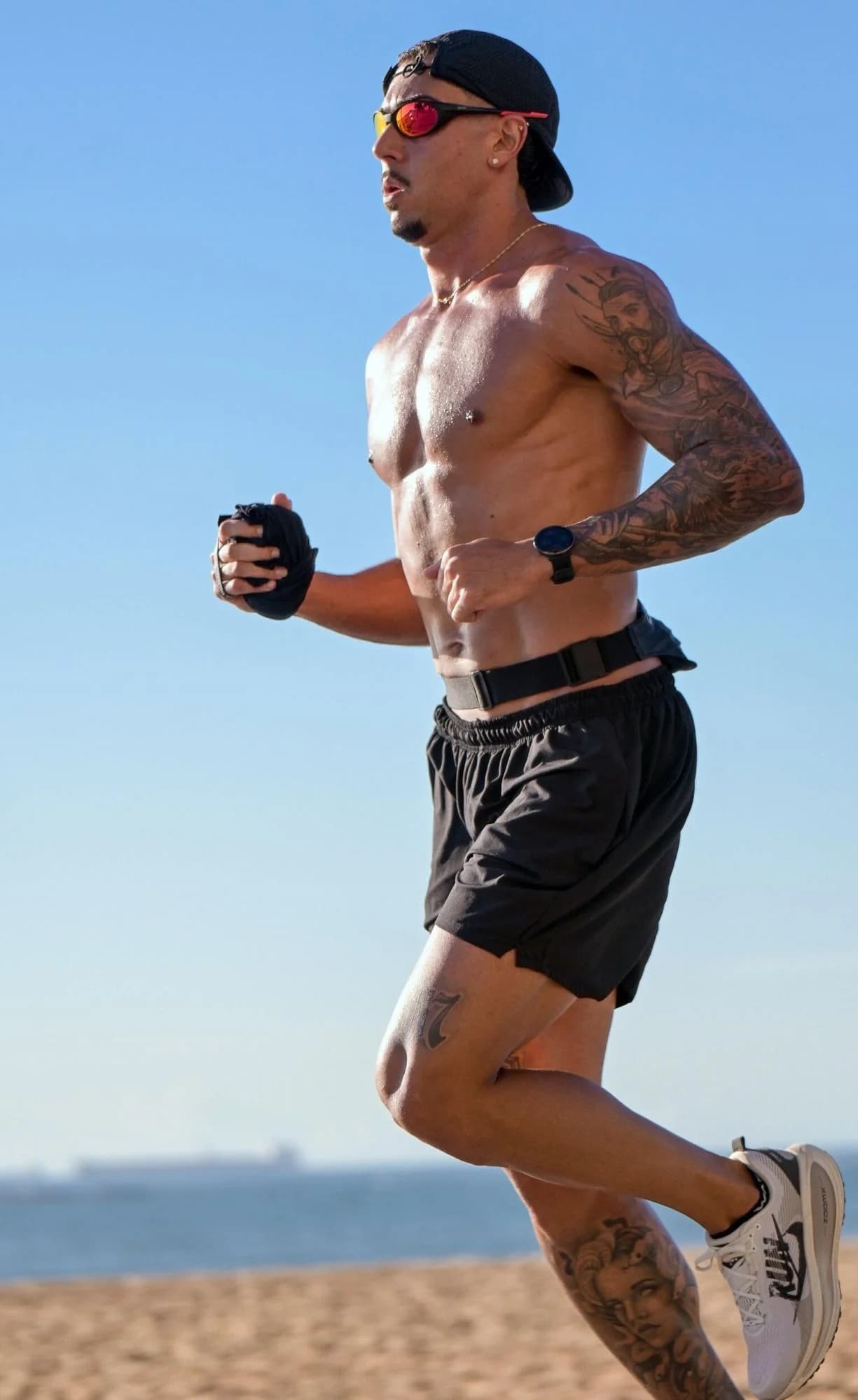 Allan correndo na praia